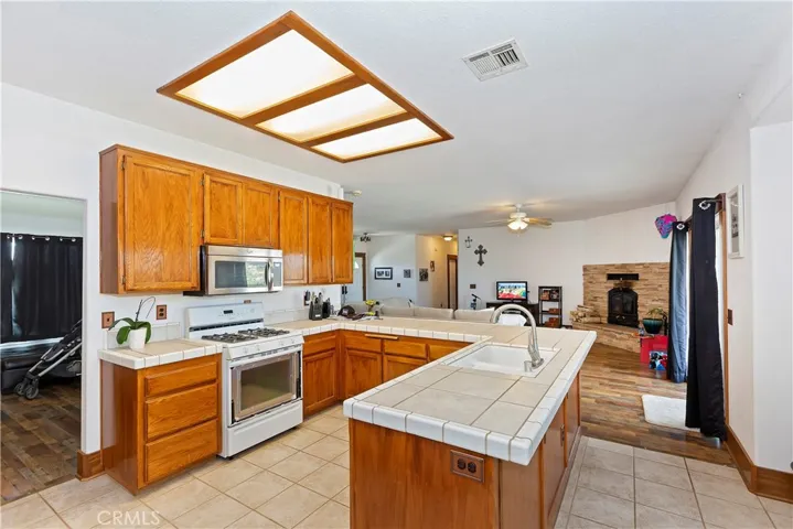 9245 Bellflower Street, Oak Hills, California 92344