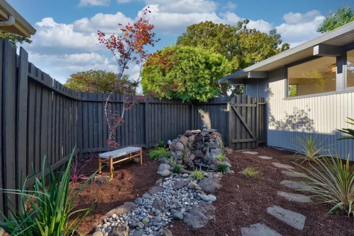 20 Roosevelt Circle, Palo Alto, California 94306