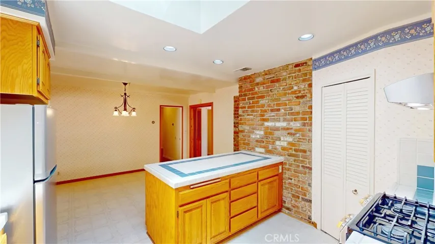 Kitchen to dining reoom