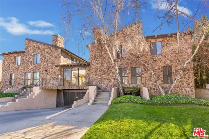 13412 Burbank Boulevard 1, Sherman Oaks, California 91401