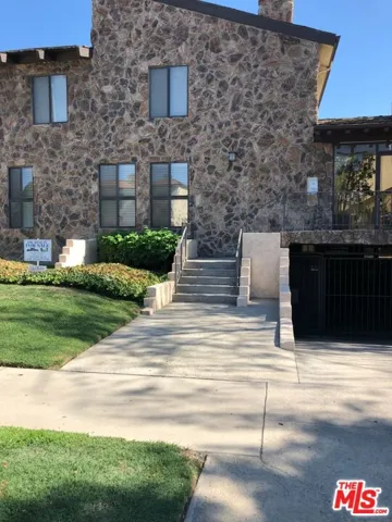 13412 Burbank Boulevard 1, Sherman Oaks, California 91401