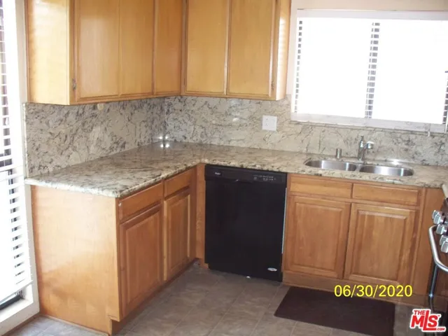 Beautiful kitchen with new granite counters