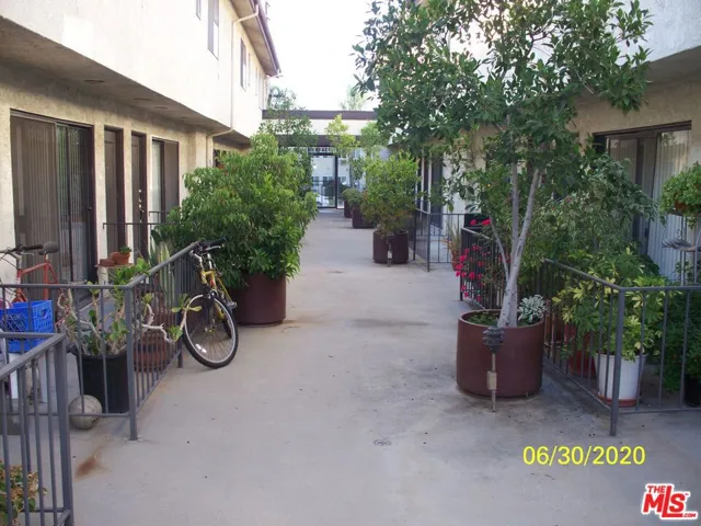13412 Burbank Boulevard 1, Sherman Oaks, California 91401