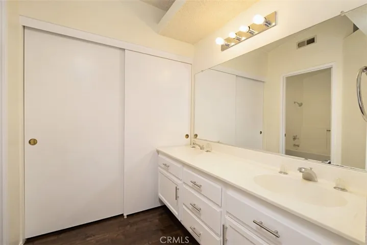 Primary dual sinks.