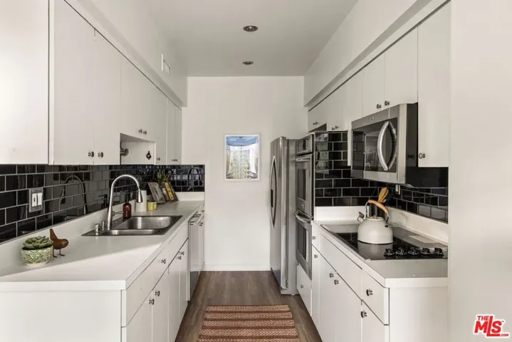 7250 Franklin Avenue 111, Los Angeles, California 90046
