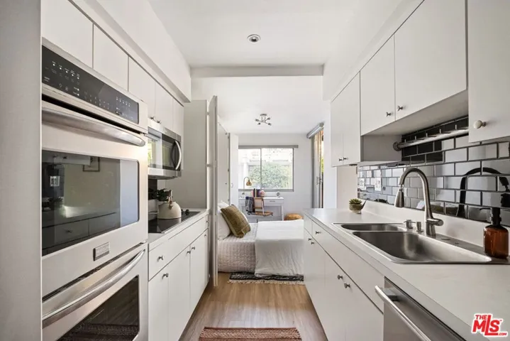 7250 Franklin Avenue 111, Los Angeles, California 90046
