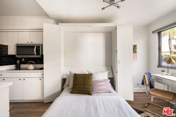 7250 Franklin Avenue 111, Los Angeles, California 90046