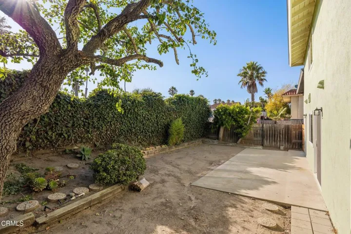 ackyard with concrete patio