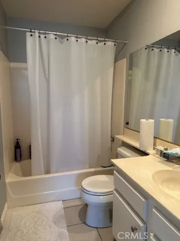 Secondary Bathroom with Tub/Shower