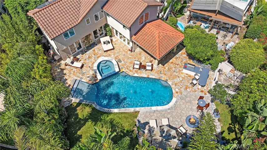 Aerial view of over an 7,500 sq ft pie-shaped lot.
