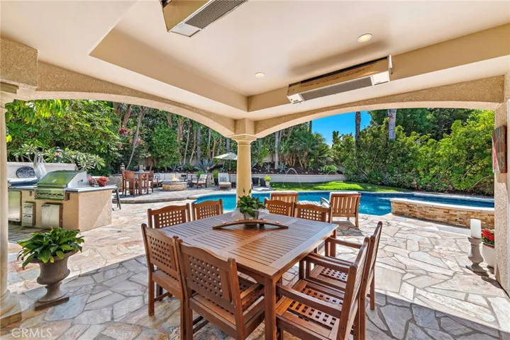 Welcome to an entertainers dream backyard!