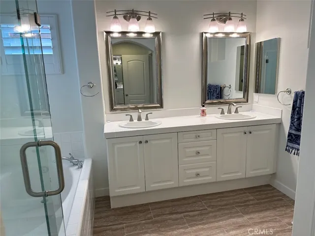 Master bath - dual sinks,
shower and tub