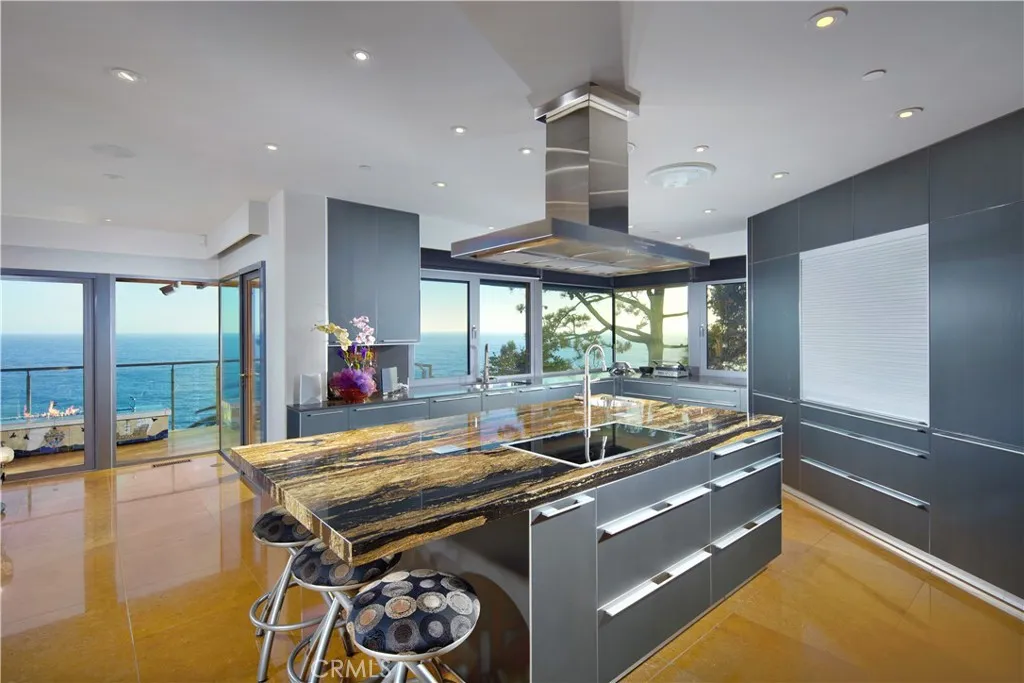 111 S La Senda Drive, Laguna Beach, California 92651 home-pic-18