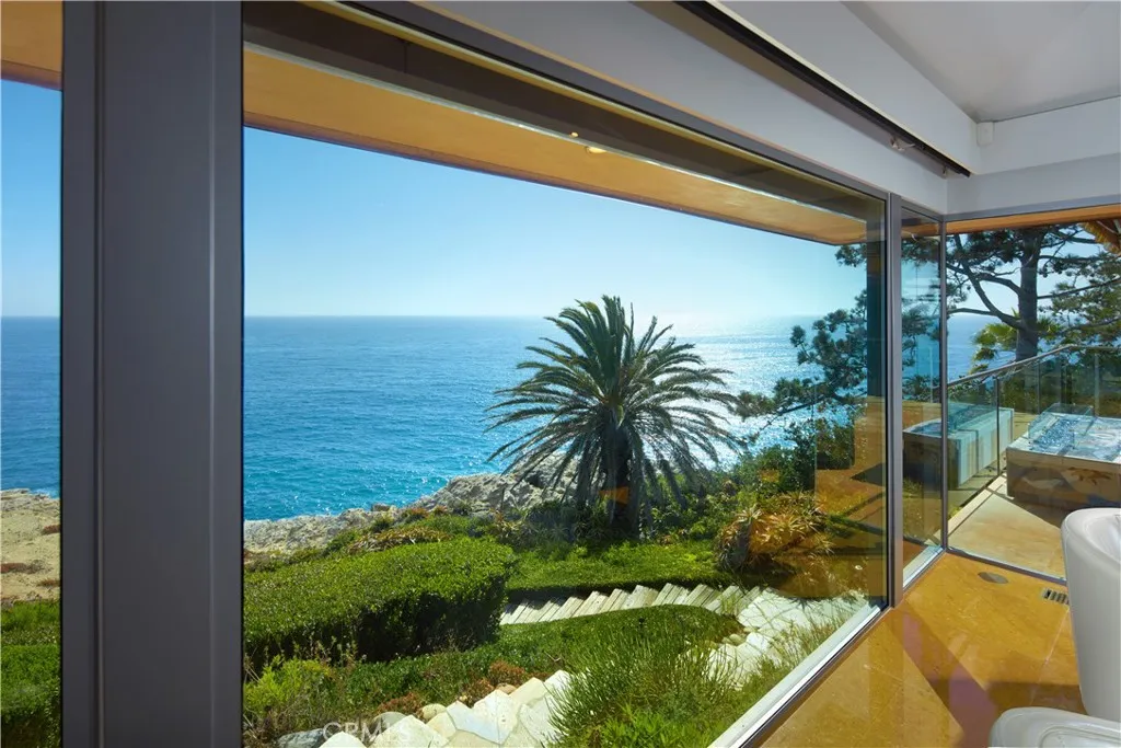 111 S La Senda Drive, Laguna Beach, California 92651 home-pic-19