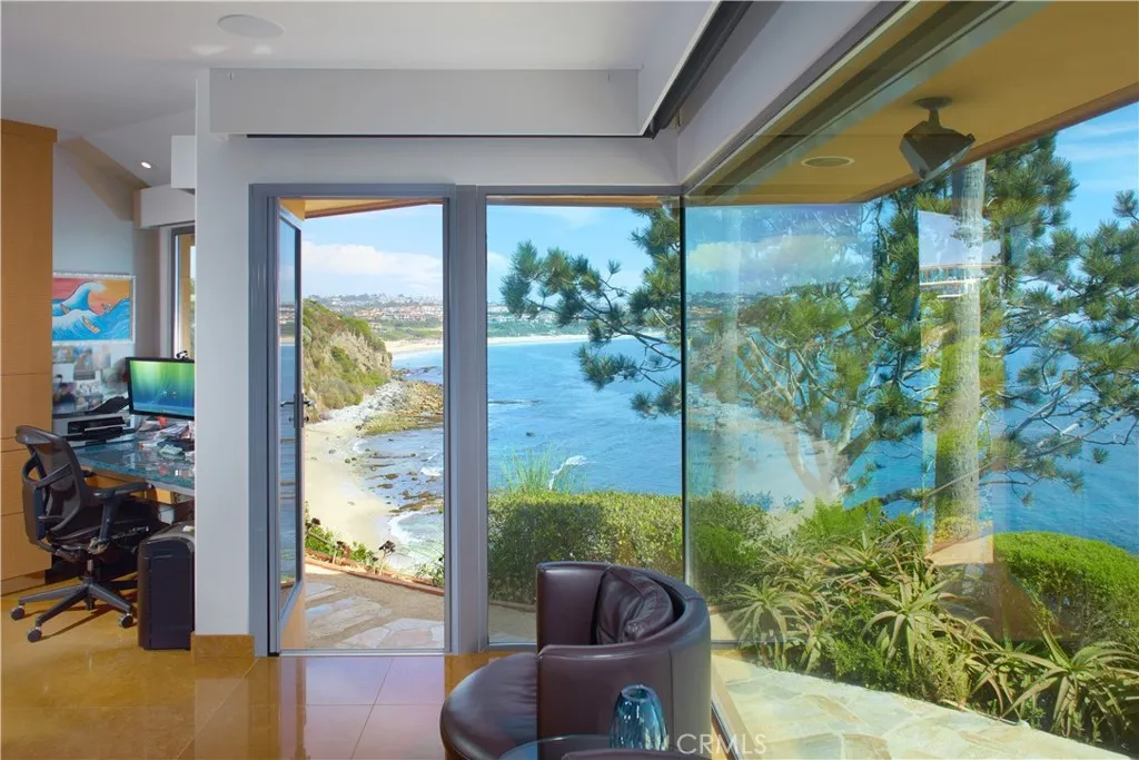 111 S La Senda Drive, Laguna Beach, California 92651 home-pic-14