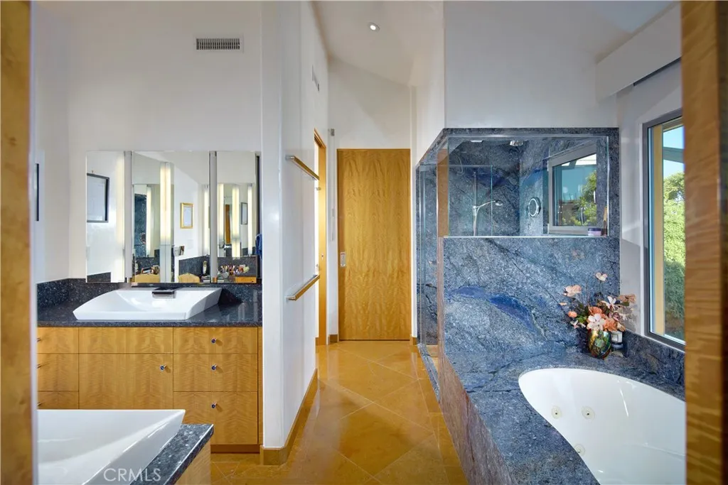 111 S La Senda Drive, Laguna Beach, California 92651 home-pic-28