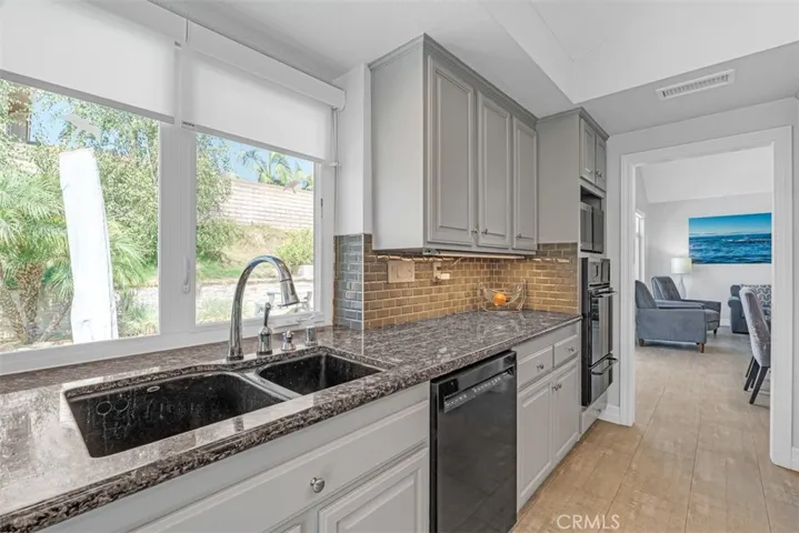 Expansive window above the sink area w/beautiful backyard views!
