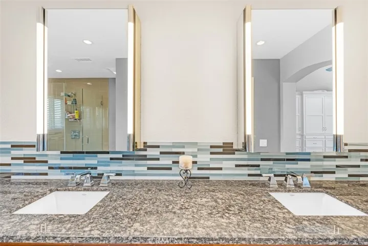 Primary BA w/dual sinks, and lighted vanity mirrors w/medicine cabinets