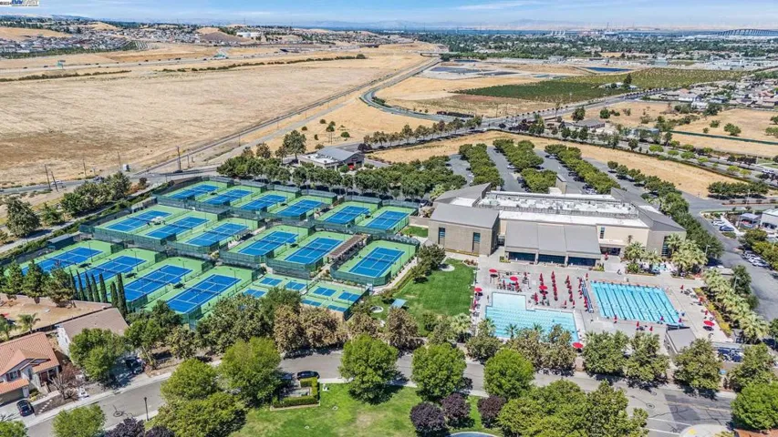 Pools Tennis and more at Diamond Hills