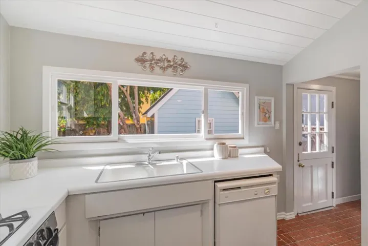 1555 Lincoln Avenue, Capitola, California 95010