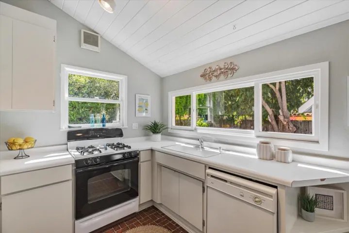 1555 Lincoln Avenue, Capitola, California 95010
