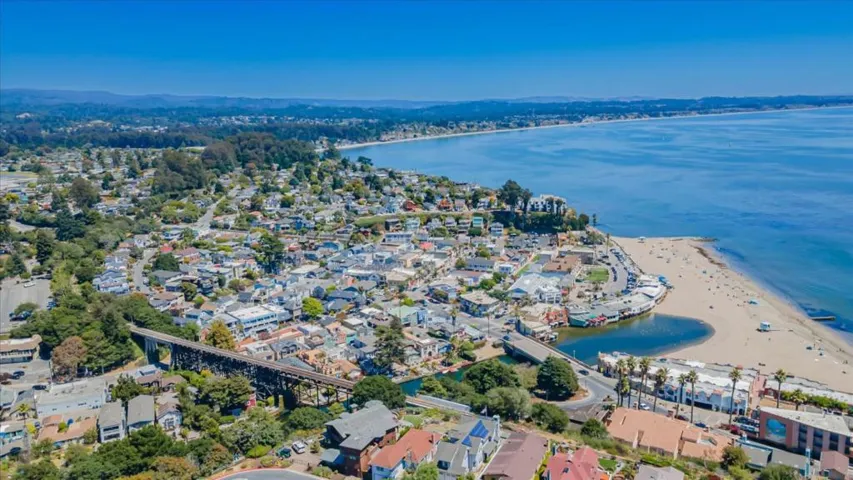 1555 Lincoln Avenue, Capitola, California 95010