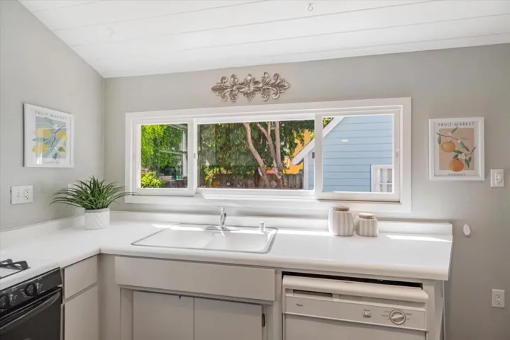 1555 Lincoln Avenue, Capitola, California 95010