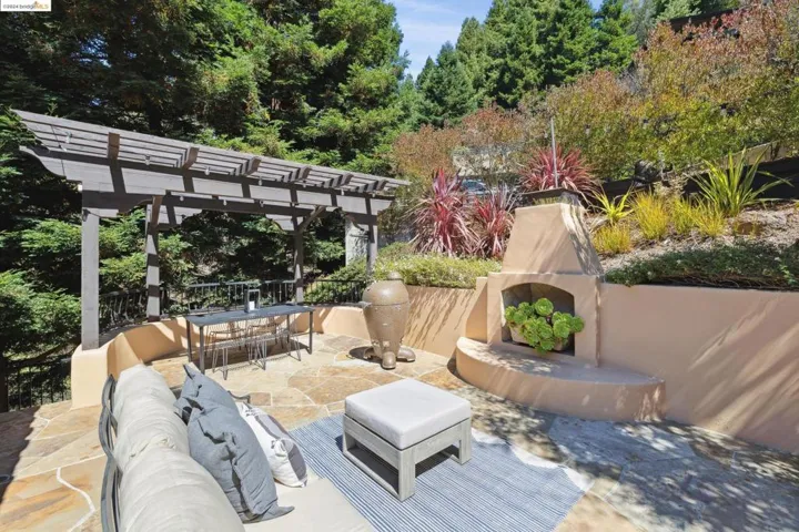 5824 Skyline Blvd, Oakland, California 94611