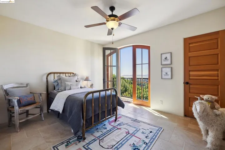 5824 Skyline Blvd, Oakland, California 94611