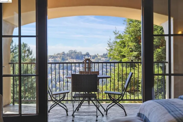 5824 Skyline Blvd, Oakland, California 94611