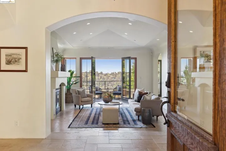 5824 Skyline Blvd, Oakland, California 94611