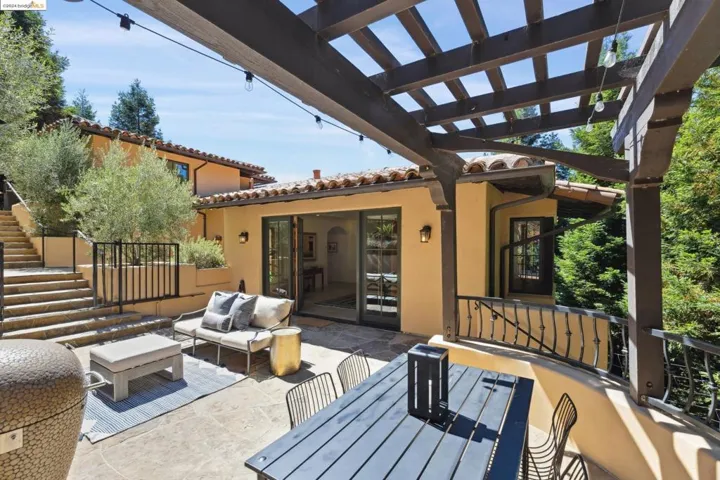 5824 Skyline Blvd, Oakland, California 94611