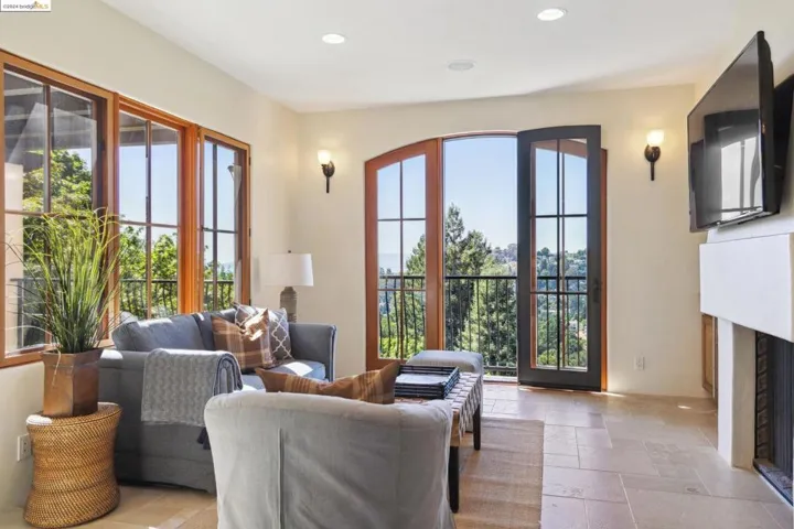 5824 Skyline Blvd, Oakland, California 94611