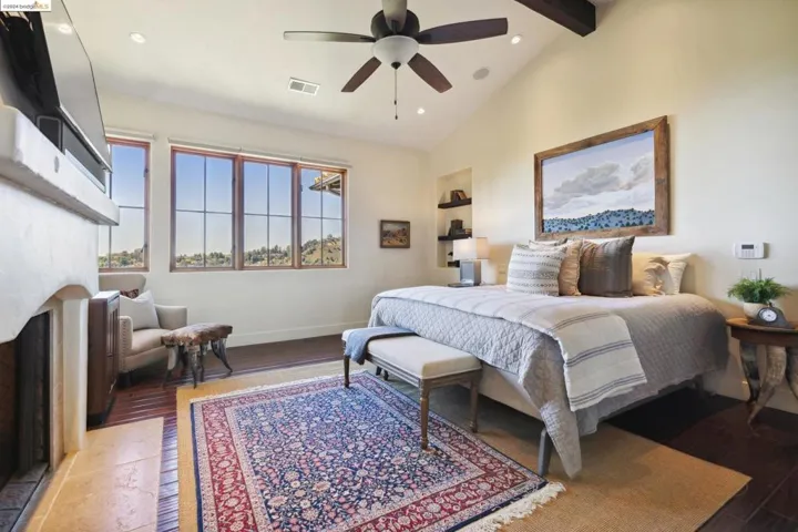5824 Skyline Blvd, Oakland, California 94611