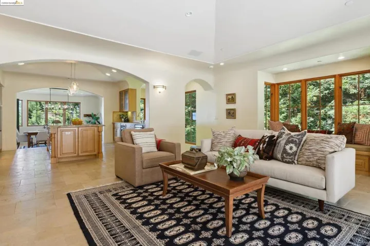 5824 Skyline Blvd, Oakland, California 94611