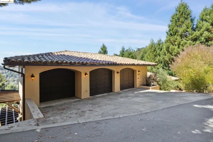 5824 Skyline Blvd, Oakland, California 94611