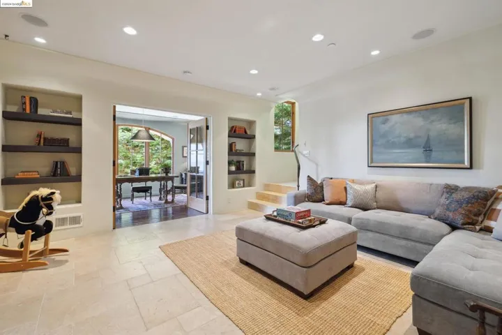 5824 Skyline Blvd, Oakland, California 94611