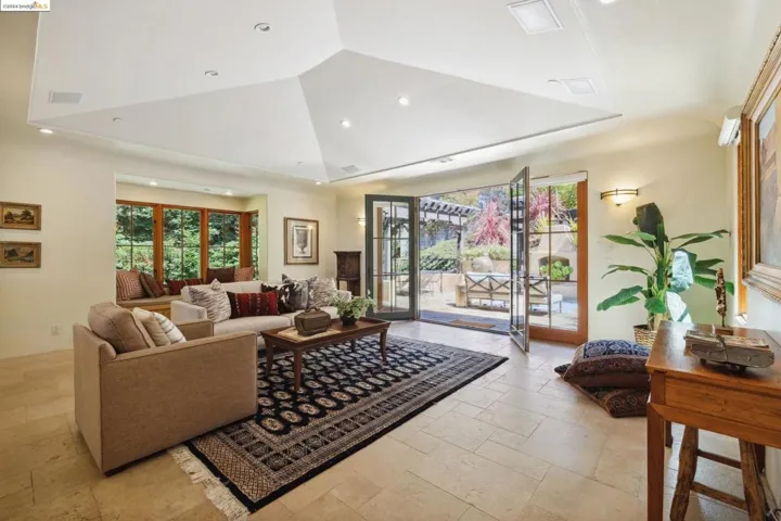 5824 Skyline Blvd, Oakland, California 94611