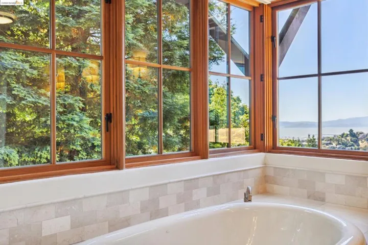 5824 Skyline Blvd, Oakland, California 94611