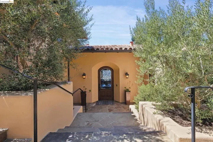 5824 Skyline Blvd, Oakland, California 94611