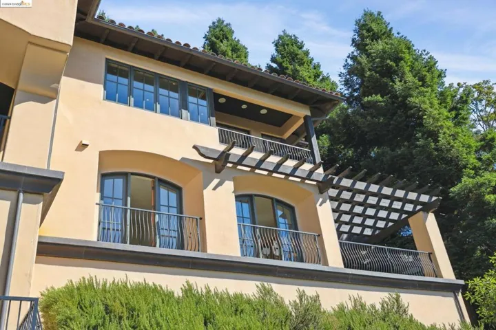5824 Skyline Blvd, Oakland, California 94611