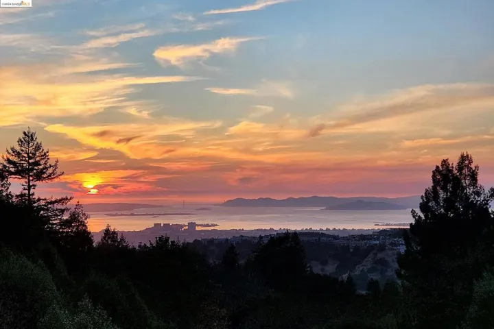 5824 Skyline Blvd, Oakland, California 94611