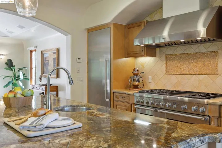 5824 Skyline Blvd, Oakland, California 94611