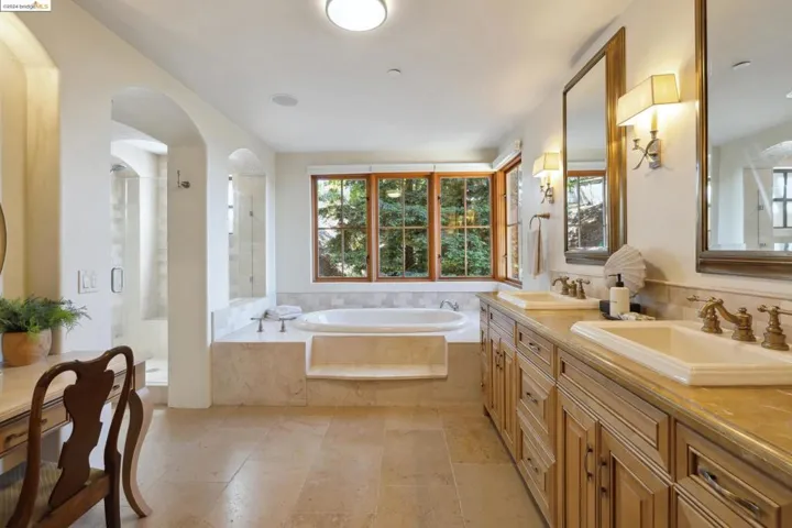 5824 Skyline Blvd, Oakland, California 94611