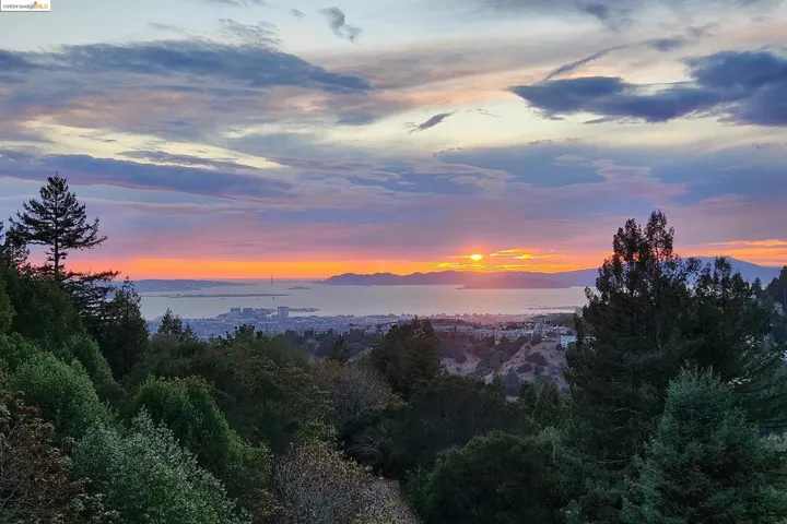5824 Skyline Blvd, Oakland, California 94611