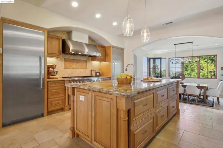 5824 Skyline Blvd, Oakland, California 94611