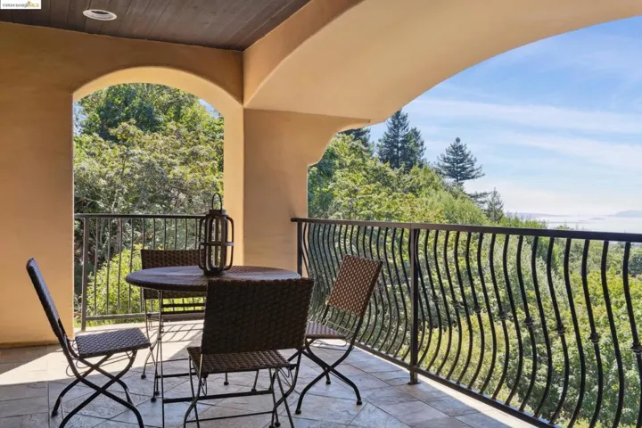 5824 Skyline Blvd, Oakland, California 94611