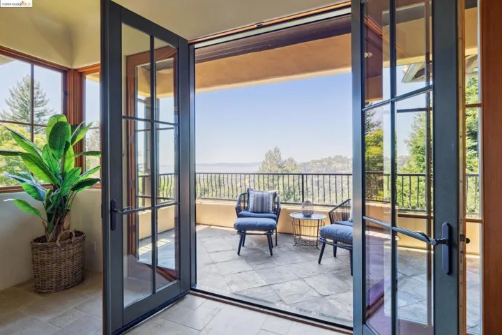 5824 Skyline Blvd, Oakland, California 94611