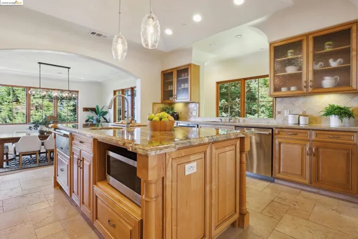 5824 Skyline Blvd, Oakland, California 94611