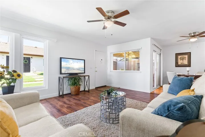 Light & bright living room..